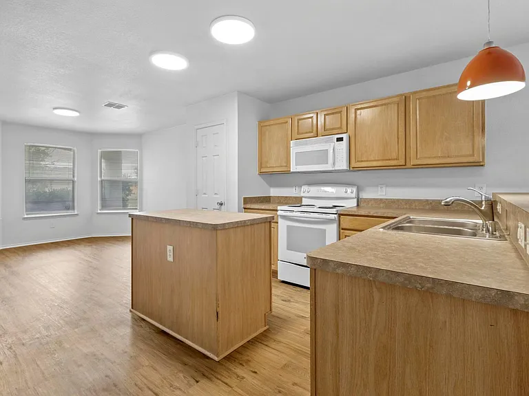 2205 Lookout Ln — Photo 9