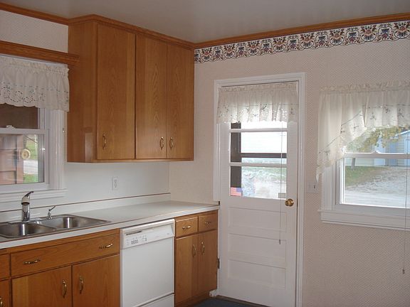 5th image of 410 E 8th St