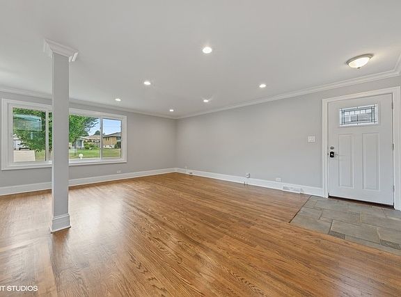 4th image of 607 N Van Auken St