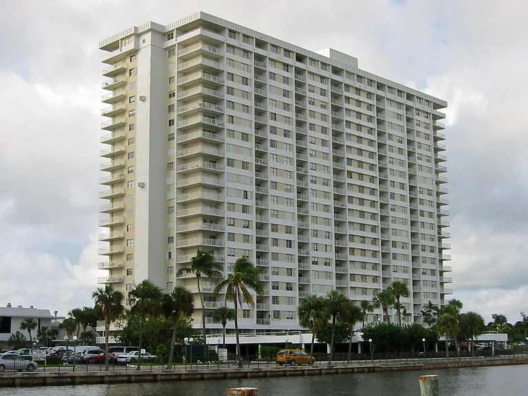 500 Bayview Dr #30 — Photo 2