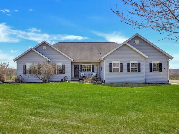 28-2 Colonial Ct, Lanark, IL 61046