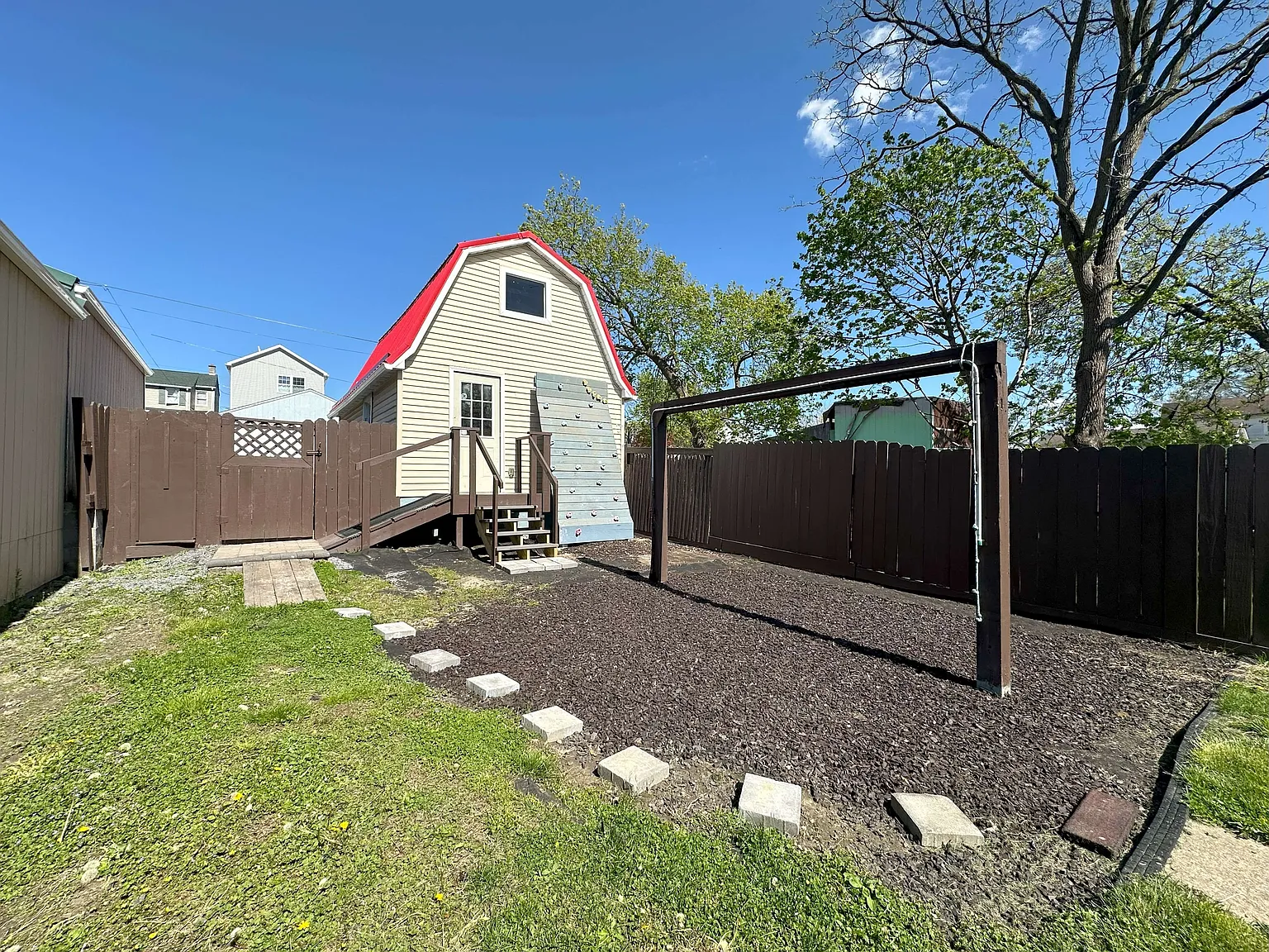 3 bed, 1.5 bath, 1456 sqft, $1,795 — Photo 1