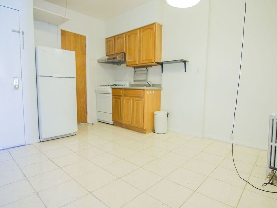 1st image of 162 Mott St APT 13