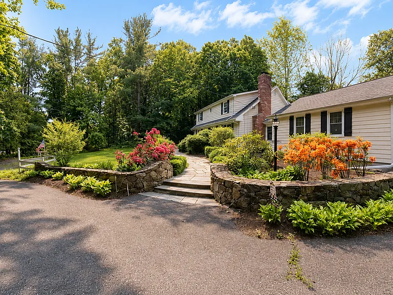 32 Cherry Ln — Photo 2