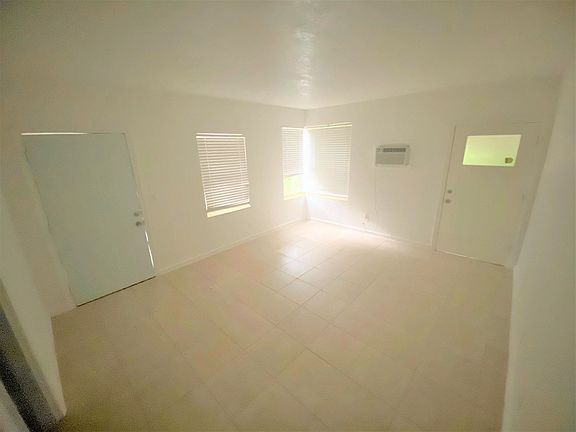 4th image of 306-314 N Lakeside Ct #B1