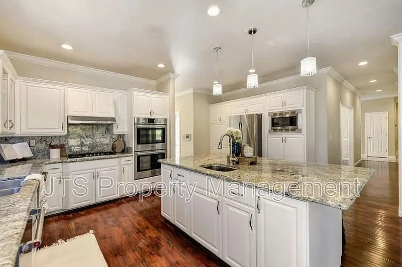 4 bed, 4.0 bath, 3570 sqft, $5,100 — Photo 3