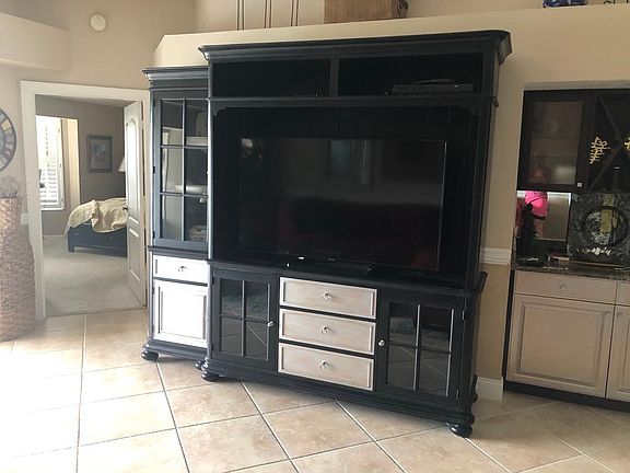 Large Screen TV with Wifi and Cable
