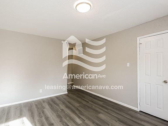 873729_003_wm_-_living_room_13402562.jpg