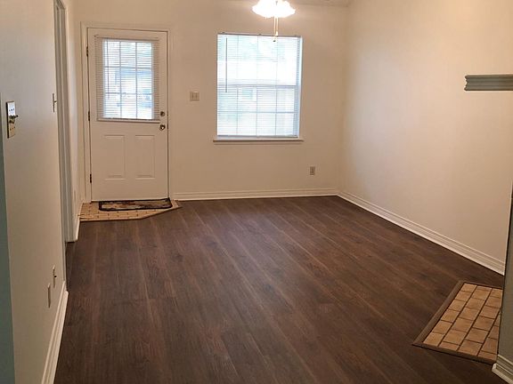 Front entrance to your beautiful living area with great cottage front door!