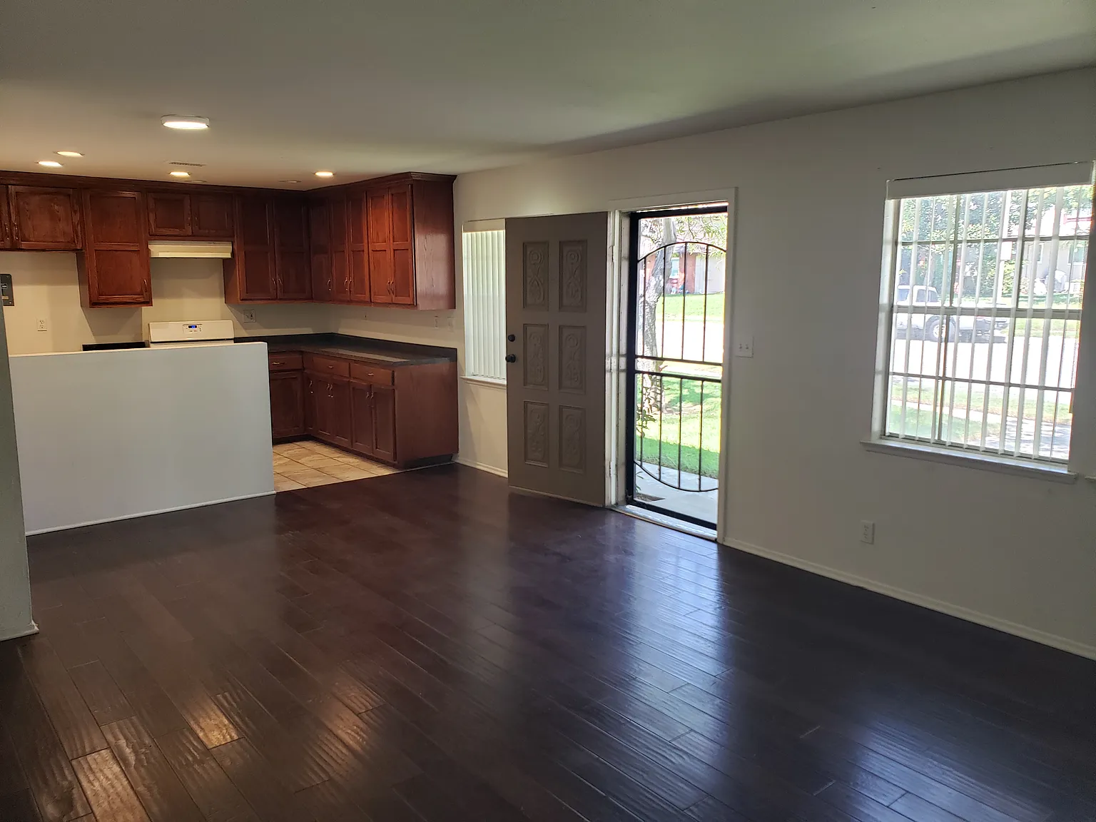 2 bed, 758 sqft, $2,500 — Photo 2