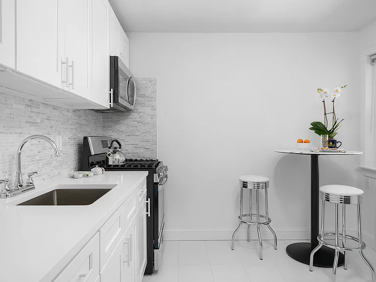 Crestwood Lake Apartments — Photo 49
