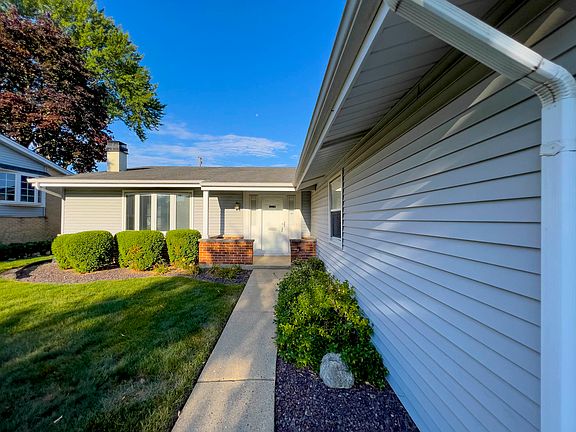 2nd image of 1112 S Oakwood Dr