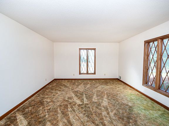 4th image of 32 Nichols Dr
