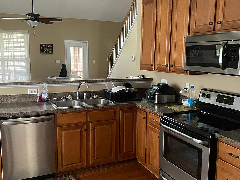 102 Cabells Ct — Photo 3