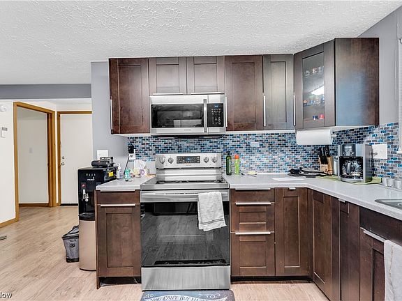 4th image of 327 Broadview Ave