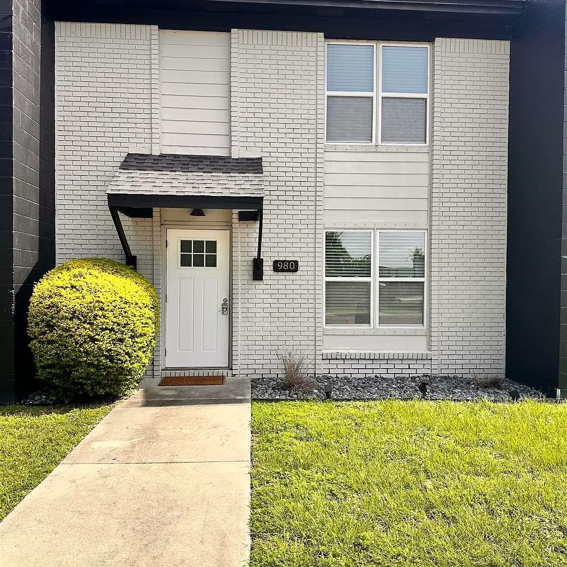 3 bed, 1.5 bath, 1100 sqft, $2,050 — Photo 1