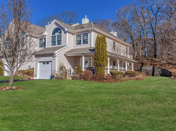 3401 Willow Pond Dr, Riverhead, NY 11901