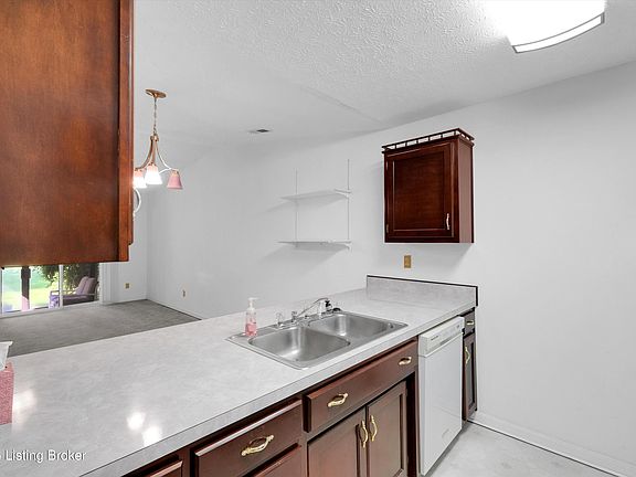 4th image of 185 Beechtree Ln