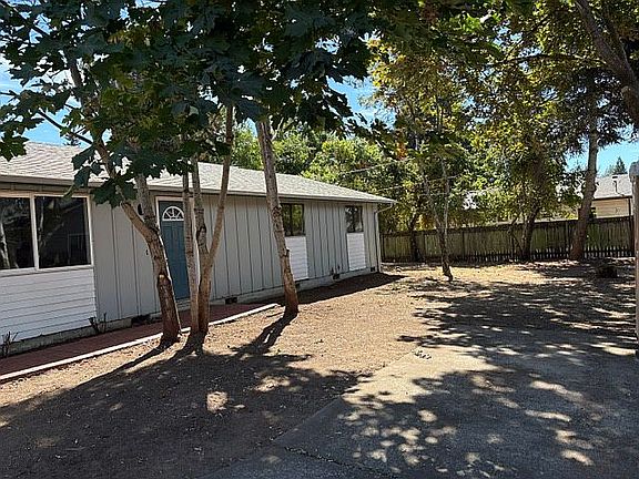 4th image of 1279 Hughes St