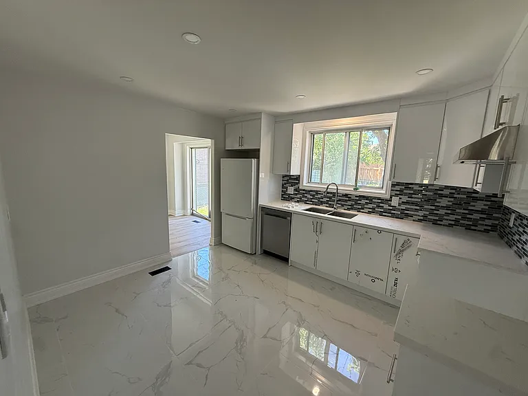 73 Bimini Cres — Photo 3