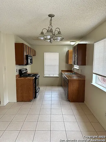 2 bed, 1.0 bath, 819 sqft, $1,300 — Photo 2