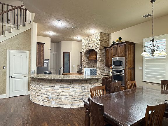 3rd image of 405 Preston Creek Dr