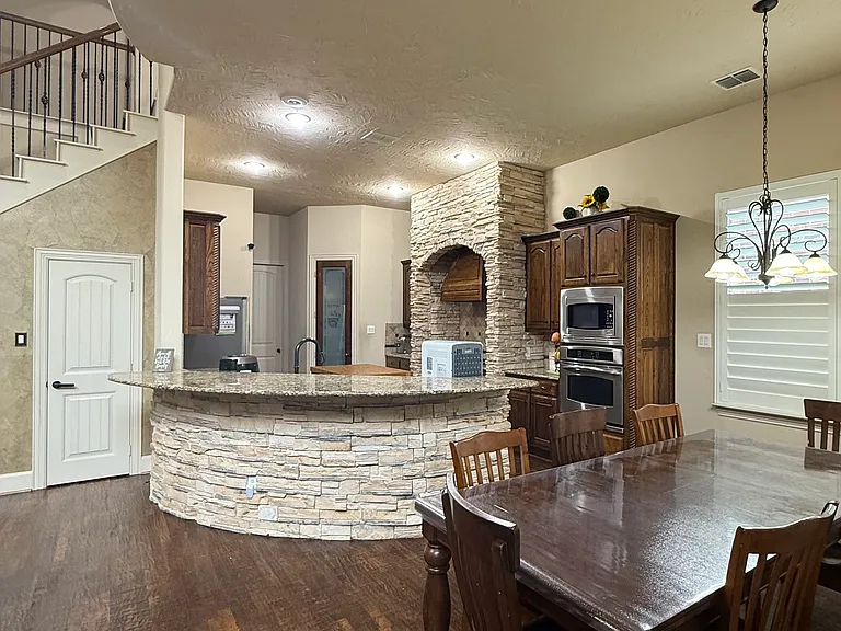 405 Preston Creek Dr — Photo 3