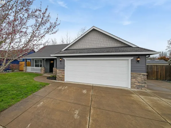 814 Arrow Leaf Pl, Harrisburg, OR 97446