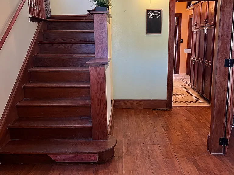 1122 Center St W — Photo 4