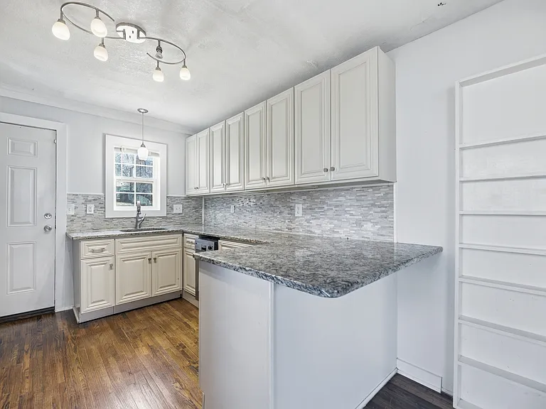 205 N Zenith Ave — Photo 9