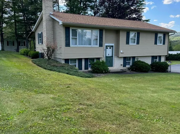 17 Forest Dr, Lock Haven, PA 17745