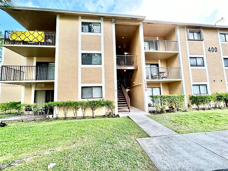 400 Palm Cir W #201 — Photo 33