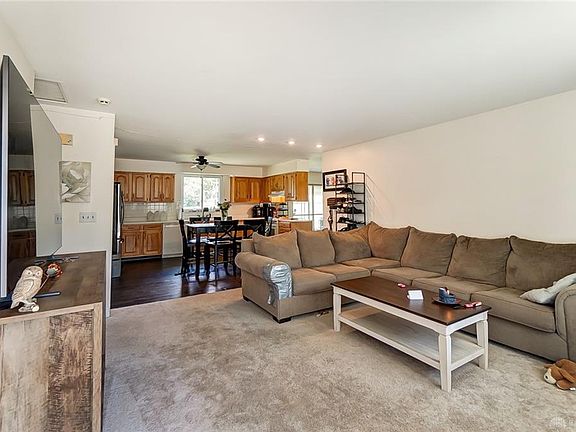 5th image of 210 Lawrence Ave