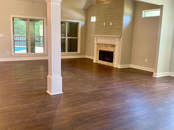 4th image of 352 Strathaven Cir