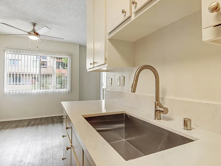 13157 Riverside Dr — Photo 28