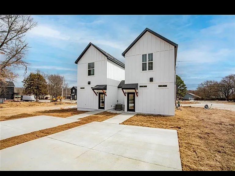 1391 S Duncan Ave — Photo 2