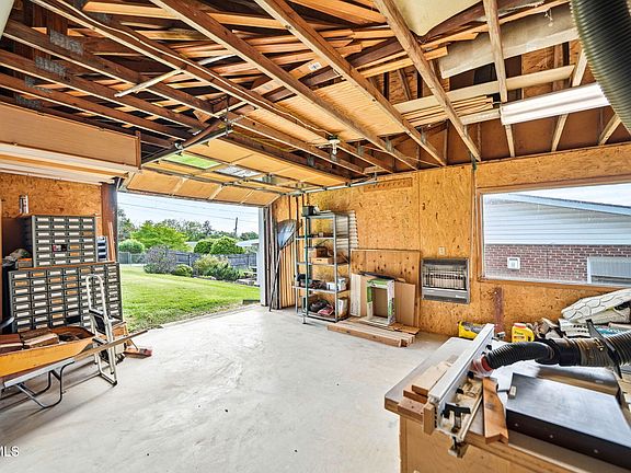 5th image of 608 Southview Dr