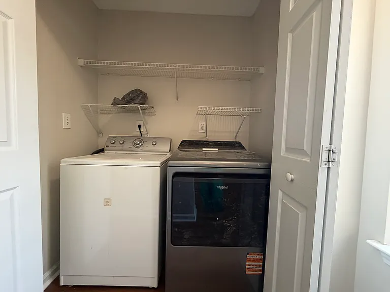 Washer dryer included !
