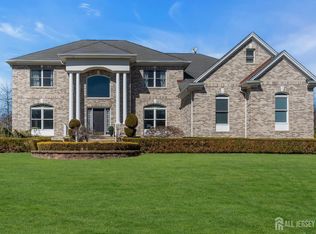 12 Schindler Ln, Monroe Township, NJ 08831