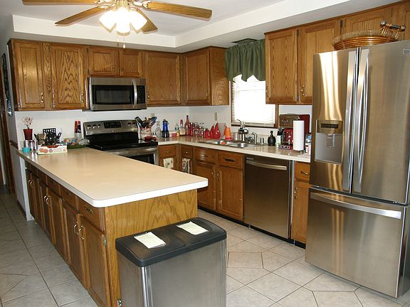Kitchen has peninsula