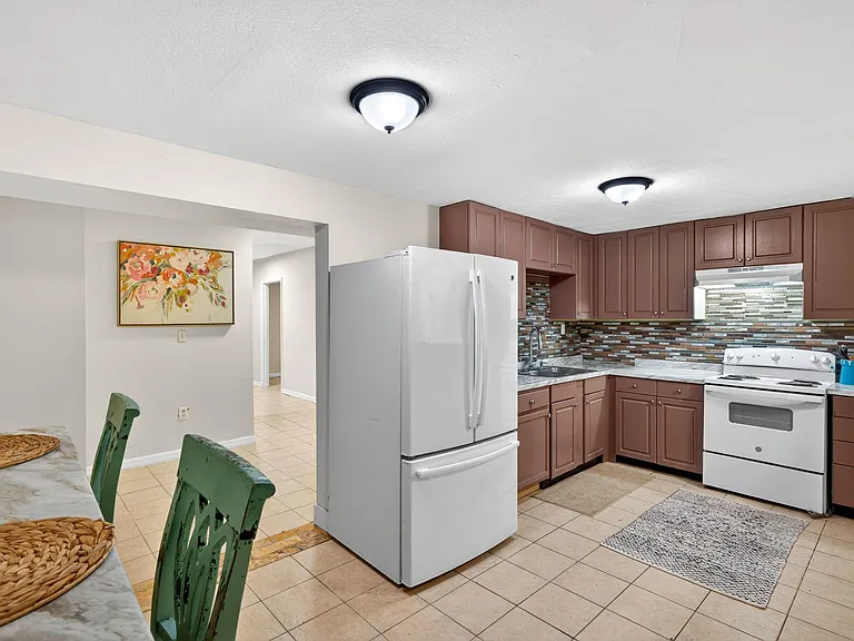 Kitchen with Breakfast Bar