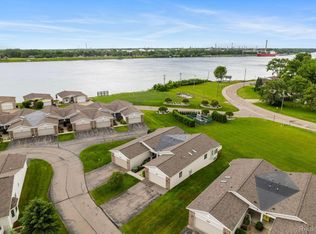 865 Crystal Ln, Marysville, MI 48040