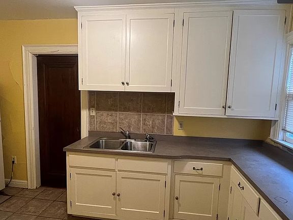 4th image of 305 W Parkwood Dr #305