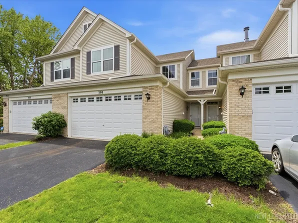 398 Chesapeake Ln #2, Oswego, IL 60543
