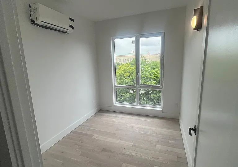 193 Graham Ave #4M — Photo 2