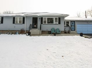 33 Glen Oaks Dr, Rochester, NY 14624