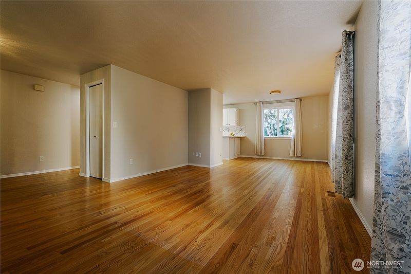 3rd image of 5047 Carole Drive NE