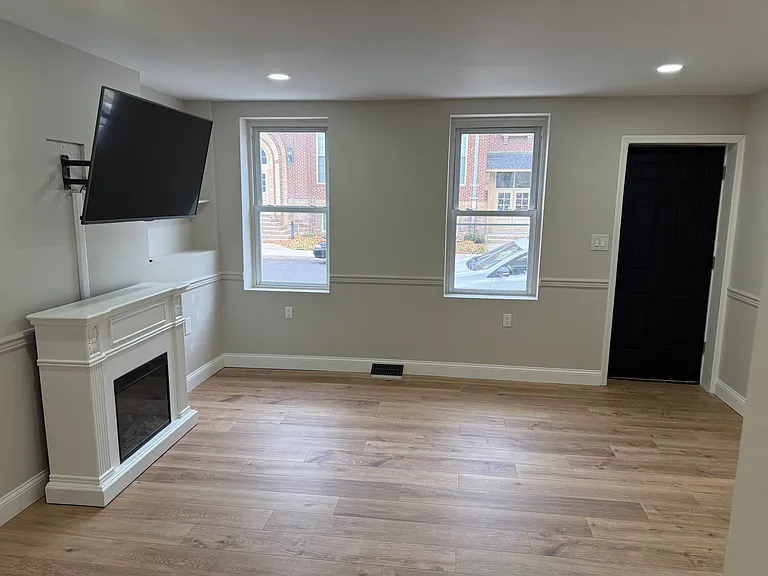 220 W 2nd St — Photo 13