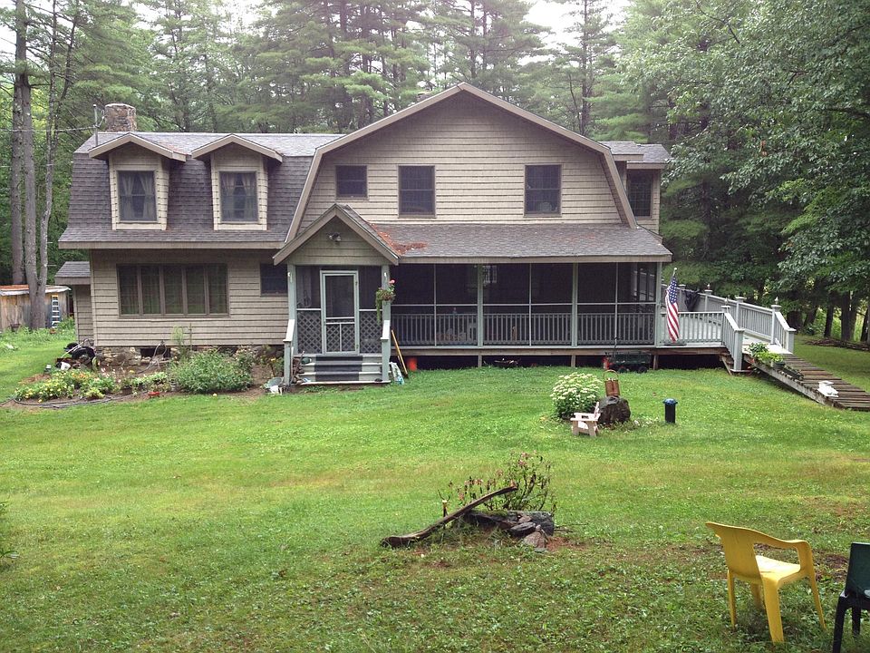Back screened in Porch and Lawn to the right is the lake