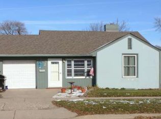92 10th St, Windom, MN 56101